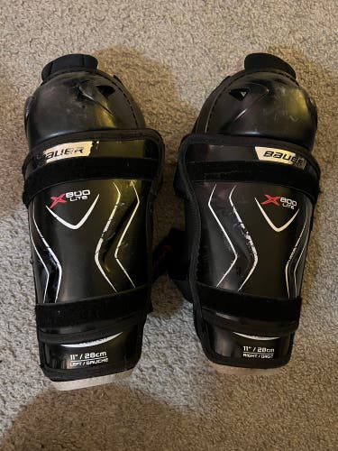 Bauer leg pads player