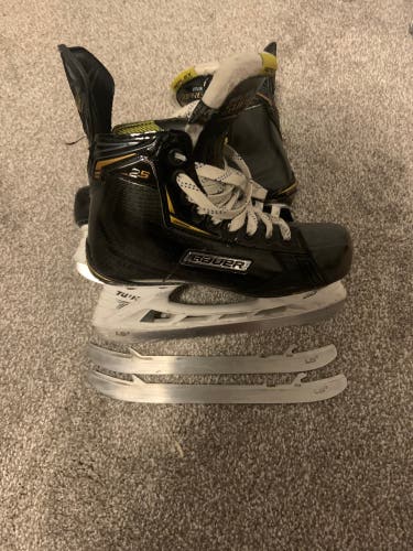 Used Bauer Wide Width  Size 4.5 Supreme 2S Hockey Skates
