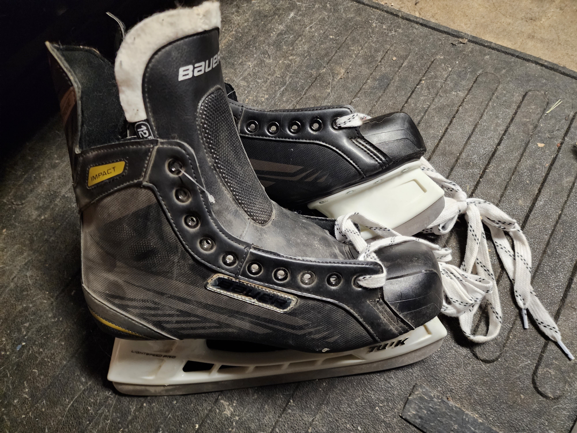 Senior Used Bauer Impact Hockey Skates Regular Width Size 12