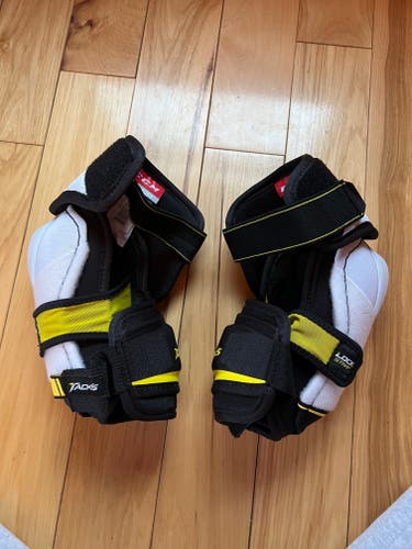 Used Medium CCM Tacks 9060 Elbow Pads