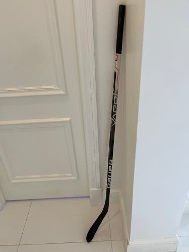 Intermediate Right Handed P28 Vapor Hyperlite Hockey Stick
