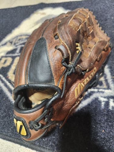 NICE Mizuno Right Hand Throw Vintage MVT1201 Baseball/Softball Glove 12" Game Ready