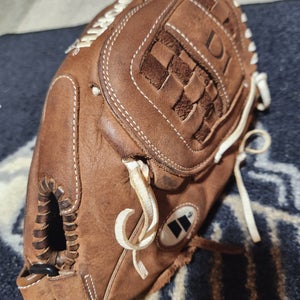 Worth Right Hand Throw D1 Series Model D1250 Softball Glove 12.5" Game Ready