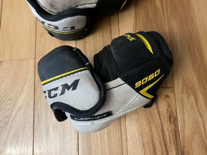 Used Small CCM Tacks 9060 Elbow Pads