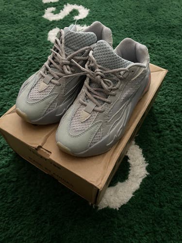 Blue New Youth Unisex Size 6.0 (Women's 7.0) Adidas Yeezy 700