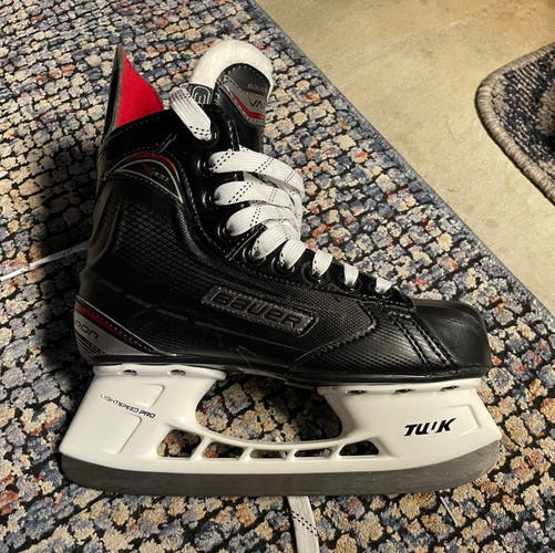 Bauer Regular Width Size 3 Vapor X400 Hockey Skates **LIKE NEW**