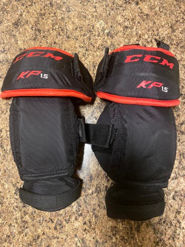 CCM KP 1.5 goalie knee guards (sz junior)