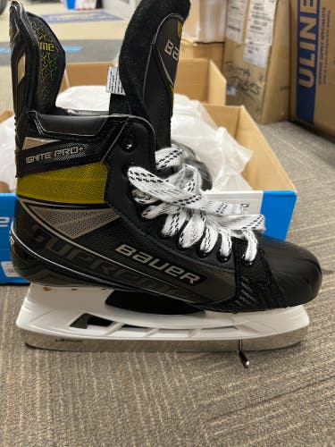 New Bauer Size 8 Supreme Ignite Pro+ Hockey Skates