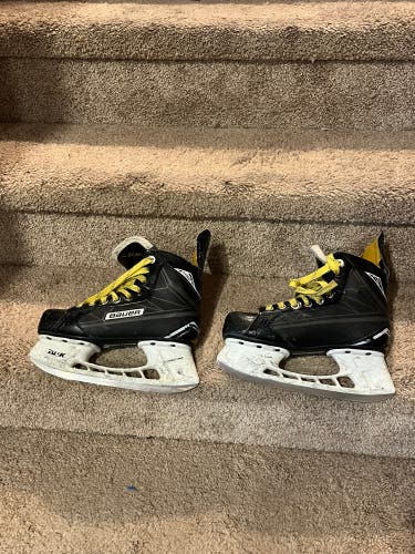 Used Bauer Size 4 s150 Hockey Skates