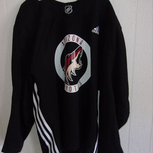 Arizona Coyotes used black Adidas practice jersey size 56 (2017-2021) unrepaired shoulder tear