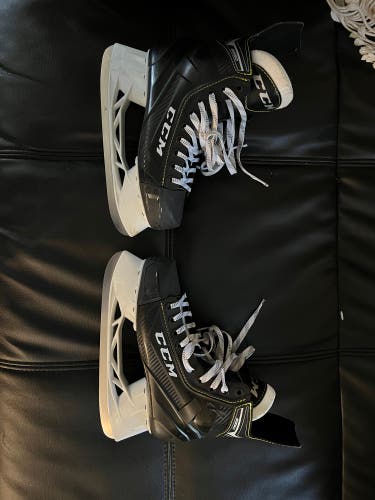 Used CCM Regular Width  Size 8 Tacks 9350 Hockey Skates