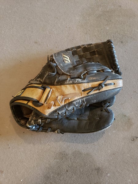 Used Mizuno Right Hand Throw Pitcher's Ballpark Baseball Glove 12"