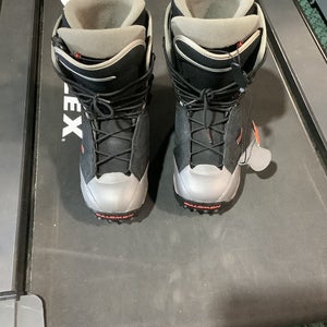 Used Salomon Solace Senior 8 Men's Snowboard Boots