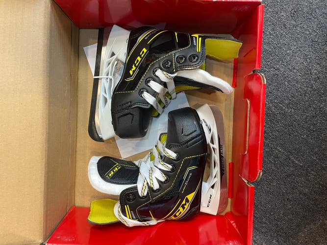 New CCM Regular Width Size 8 Super Tacks 9380 Hockey Skates