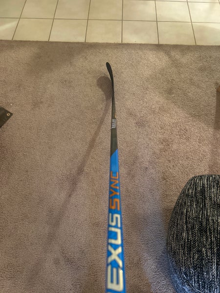 Senior Right Handed P28 Nexus Sync Hockey Stick