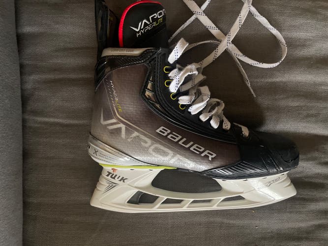 Gently Used Bauer Regular Width Size 7 Vapor Hyperlite Hockey Skates  in GREAT condition!