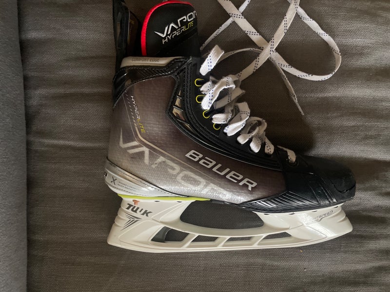 Gently Used Bauer Regular Width Size 7 Vapor Hyperlite Hockey Skates in GREAT condition!