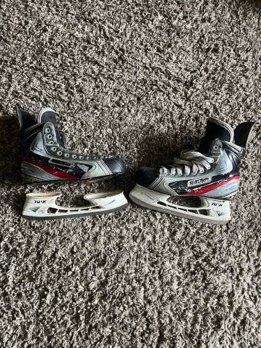 Used Bauer Regular Width Size 9 Vapor APX Hockey Skates