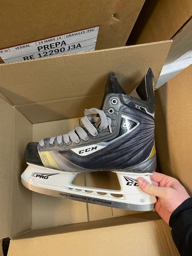 Senior New CCM U+ CL 9.5E Hockey Skates Regular Width Pro Stock Size 9.5E