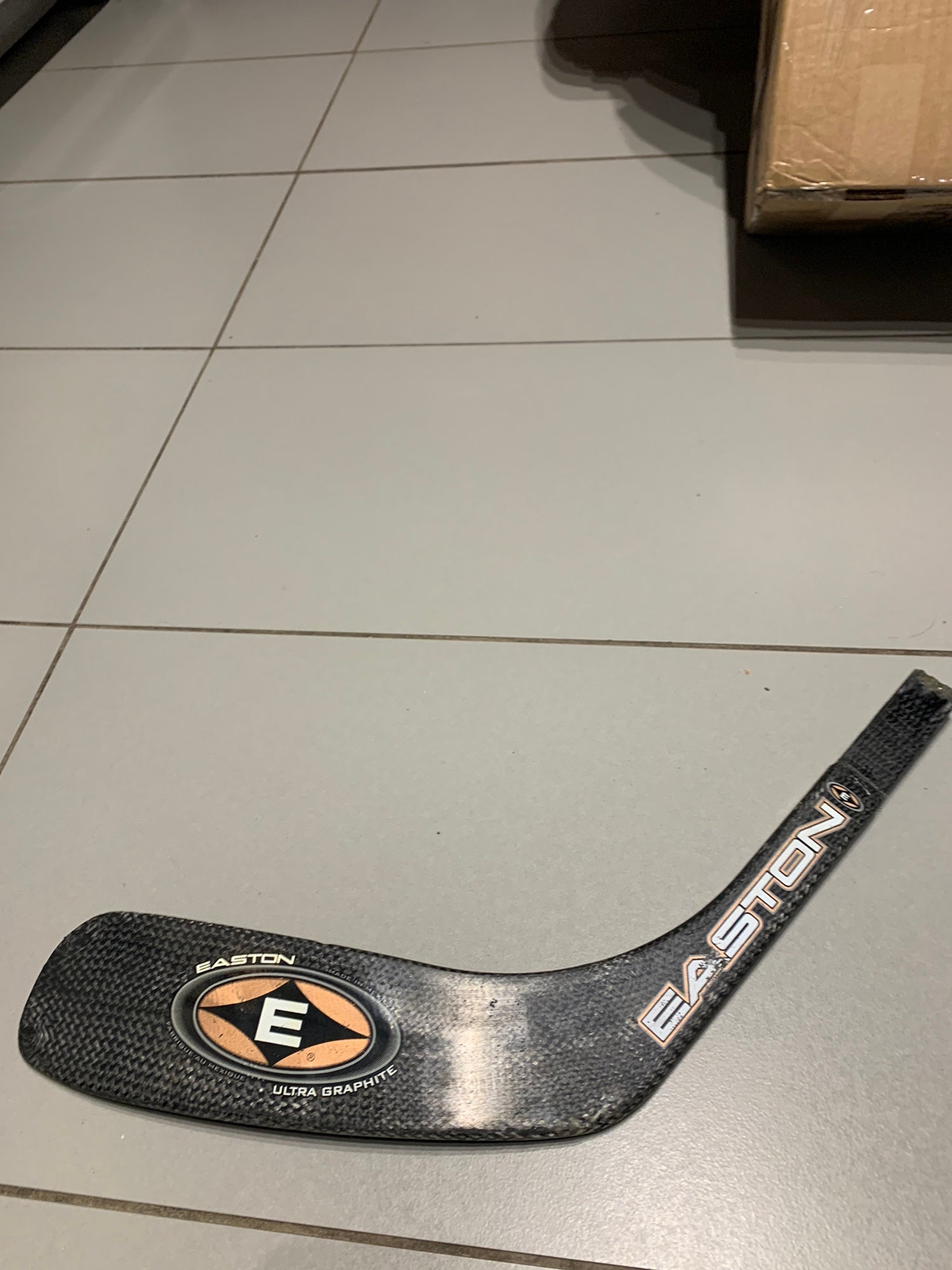 New Easton Synergy SE Elite Grip Iginla 100 Left Hand Hockey Stick - Mid  Curve