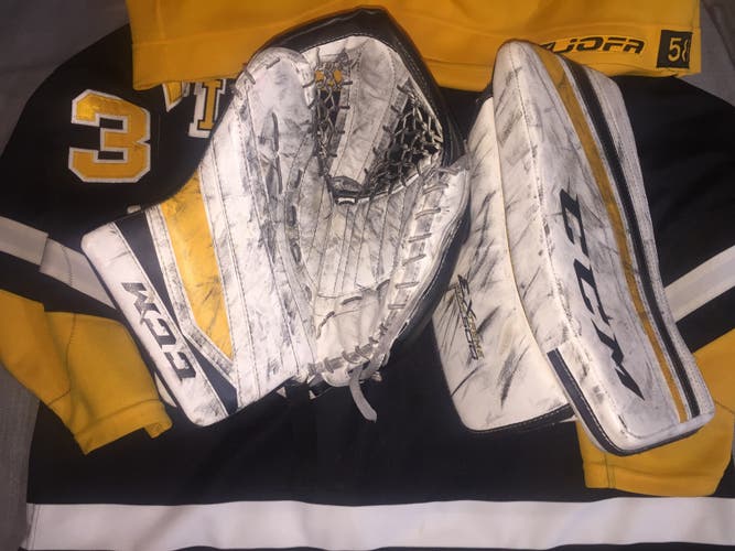 CCM Flex ll 860 Glove / CCM Flex 500 Blocker   35"+ 2"  RBK 18 K pads Boston Colors