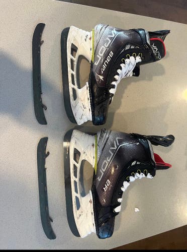 Junior Used Bauer Vapor Hyperlite Hockey Skates Size 4.5 with extra steel