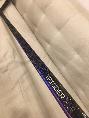 New Intermediate RH CCM Ribcor Trigger 7 Pro P28 65 Flex Hockey Stick