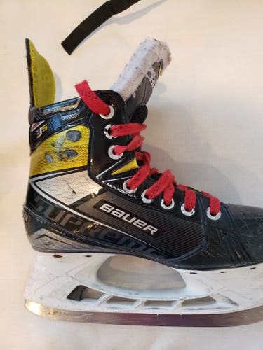 Junior Used Bauer Supreme 3S Hockey Skates Regular Width Size 3.5