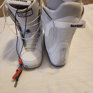 Burton Mint Snowboard Boots size 7. Nice condition and ready to be used!