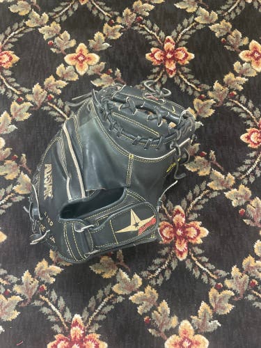Used Right Hand Throw CM3000SBK Catcher's Glove