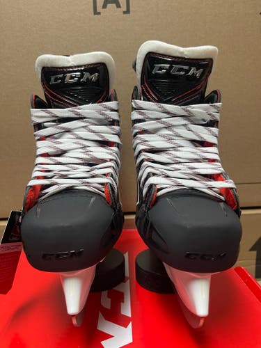 Junior New CCM JetSpeed FT490 Hockey Skates Regular Width Size 4