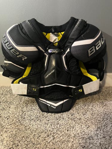 Senior Small Bauer Supreme 2S Shoulder Pads