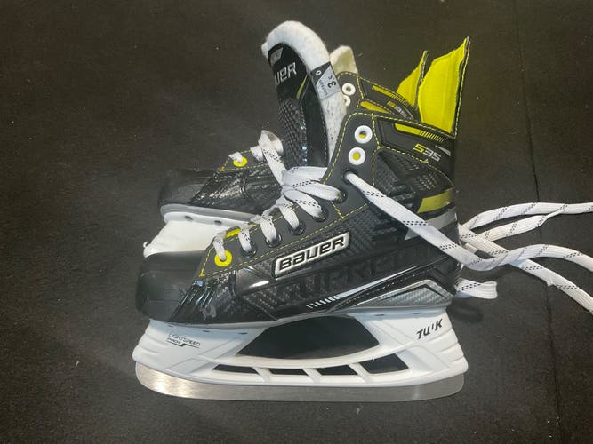 Bauer size 3.5 junior hockey skates