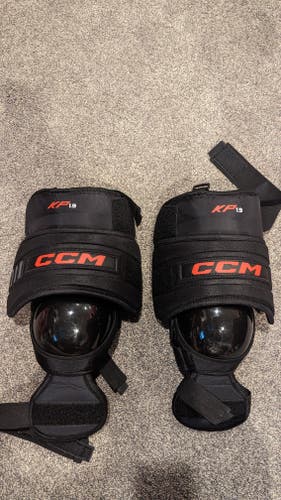 CCM KP1.9 HOCKEY GOALIE KNEE GUARDS - INTERMEDIATE