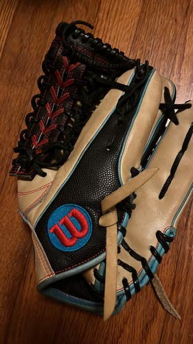 Used Right Hand Throw Wilson Infield A2000 Baseball Glove 12.25"