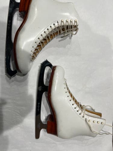 9A Like New Harlick figure skates High Tester