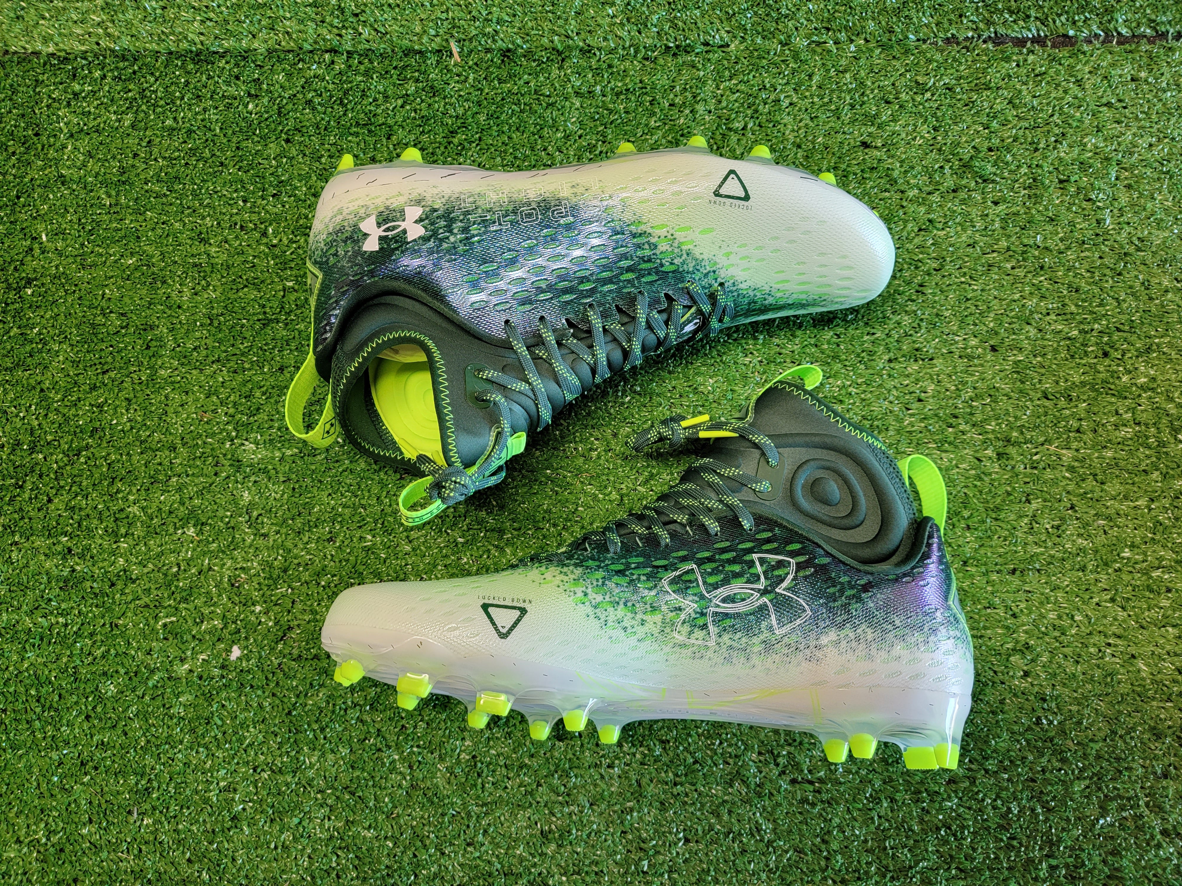 日本は謝罪せよ UA SPOTLIGHT LUX MC 2 アメフト スパイク ALL AMERICA