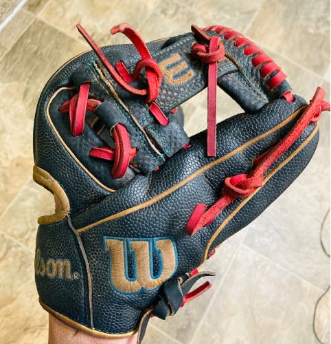 Used Right Hand Throw 10.5" A2000 Baseball Glove