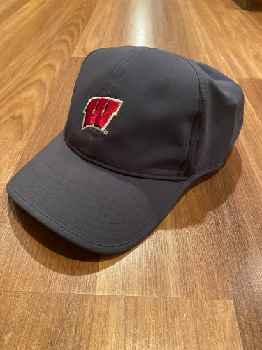 New Wisconsin Hockey Under Armour Team Issued Training Hat Grey - ISO CHILL Technology