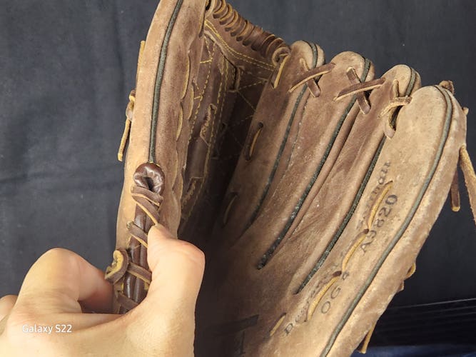 Used Right Hand Throw Wilson OG4 A9820 Softball Glove 10"