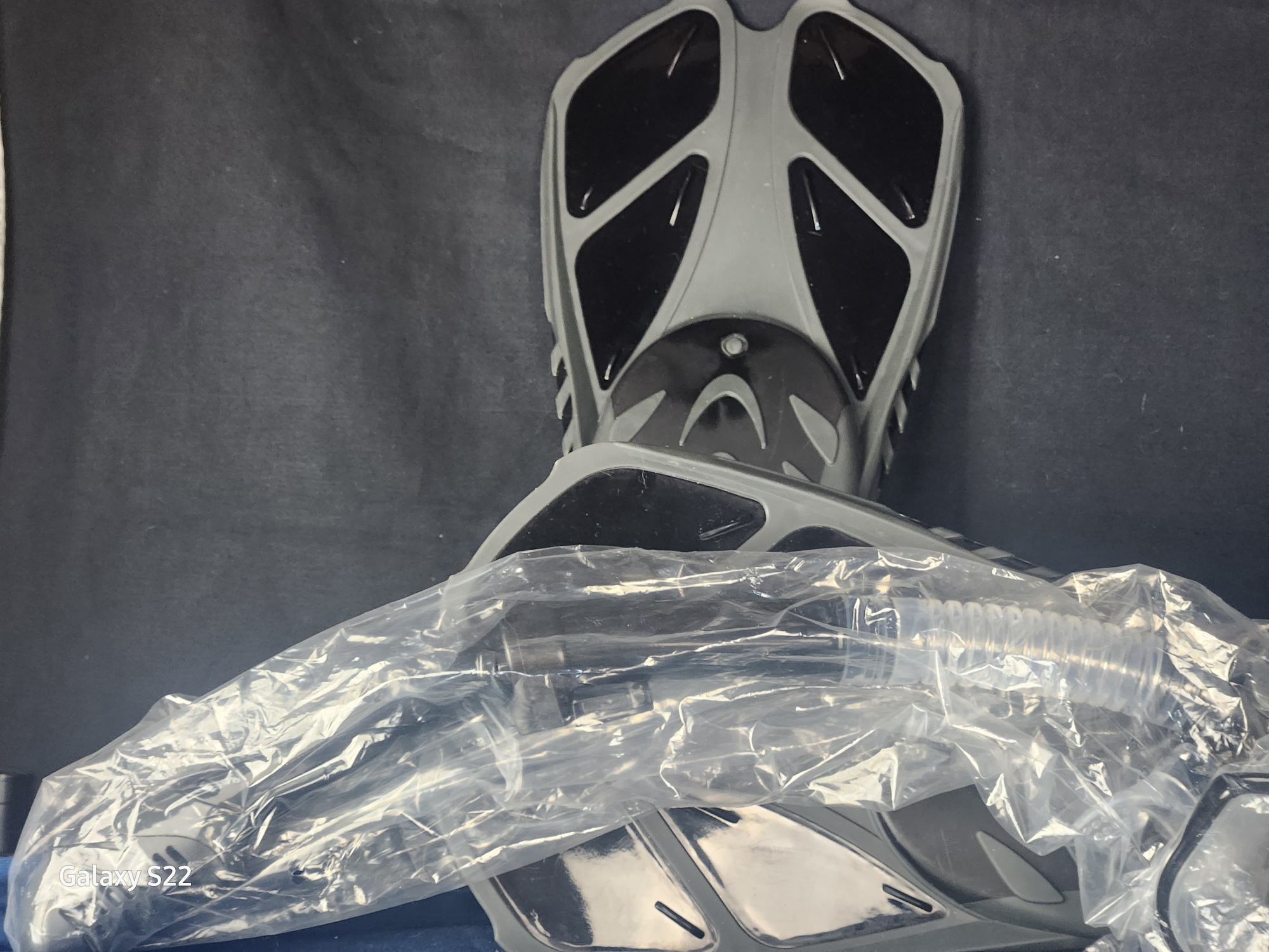 New Masks / Snorkels Fin Set Size ML/XL 9-13 Mask is made of Quality Glass Brand New.