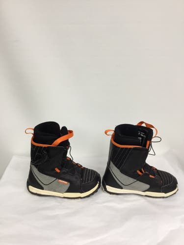 Size 6.0 Salomon Talapus JR Snowboard Boots