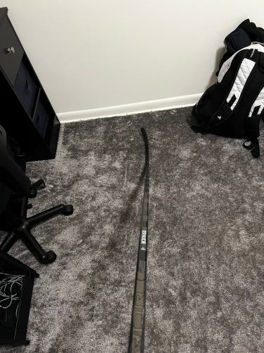 Senior Right Handed P28M Pro Stock Vapor Hyperlite Hockey Stick