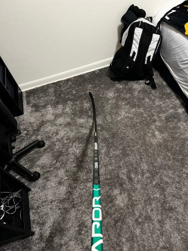 Senior Right Handed P90TM Pro Stock Vapor ADV Hockey Stick