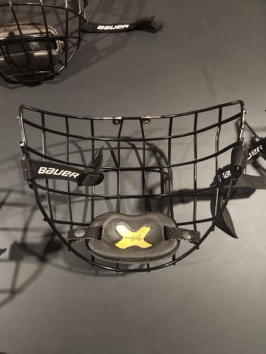 Used Medium Bauer Re-Akt Cage Full Cage