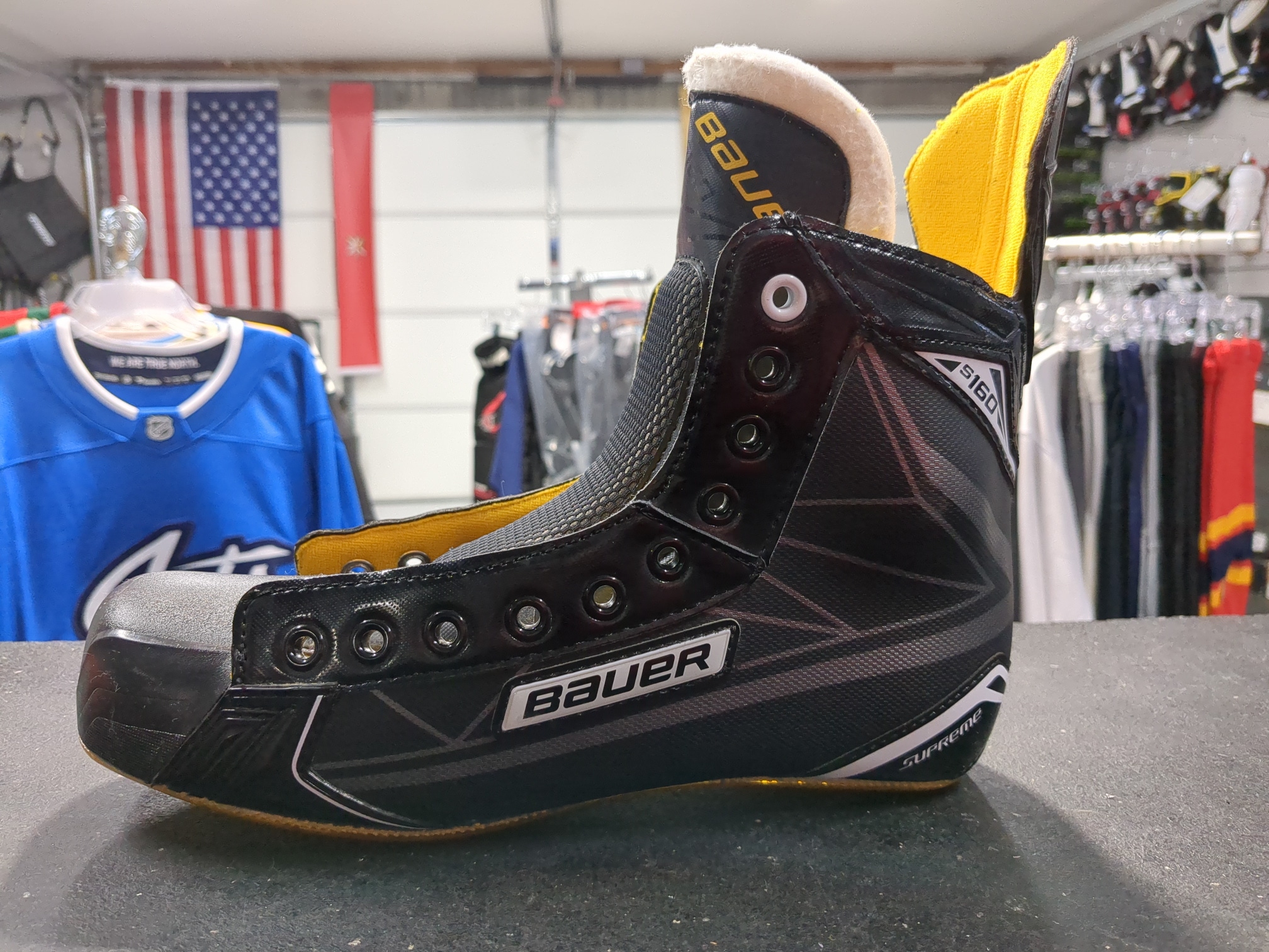 SINGLE BOOT Senior New Bauer Supreme S160 Hockey Skates Regular Width Size 8.5 Left