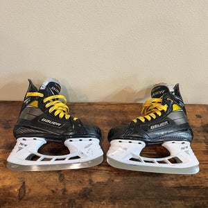 Junior Used Bauer Supreme 3S Pro Hockey Skates Regular Width Size 2