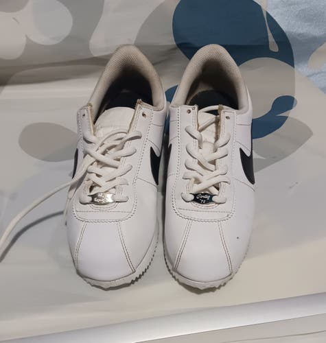 White Youth Unisex Used Size 7.0 (Women's 8.0) Nike Shoes