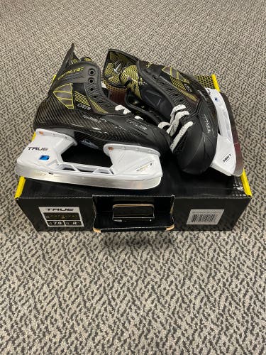 True Catalyst 9 Size 7 regular width skates