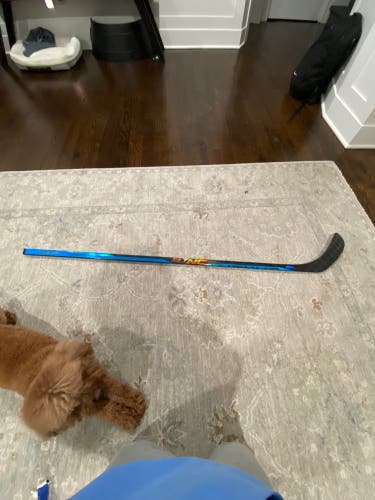 Junior Right Handed P28  Nexus Sync Hockey Stick